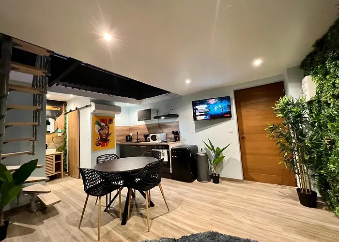 Capsule Safari - Jacuzzi - Nintendo Switch - Netflix & Home Cinema - Pouf Geant - Filet Suspendu