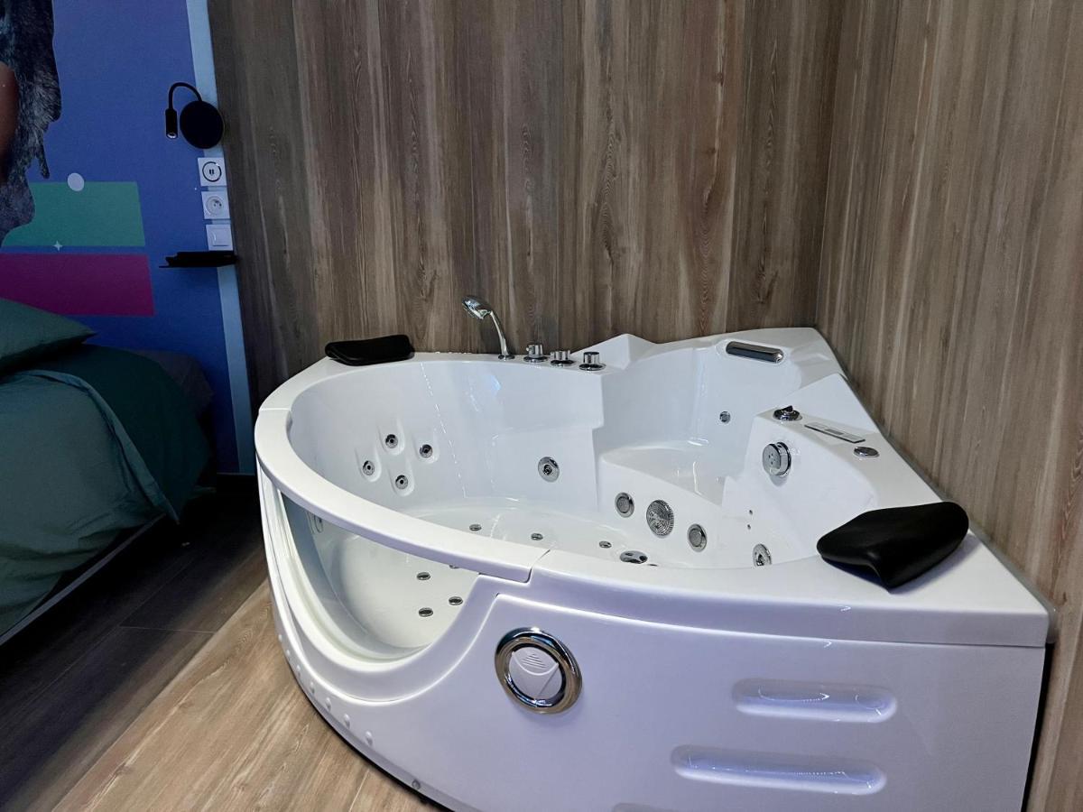Capsule Safari - Jacuzzi - Nintendo Switch - Netflix & Cinema - Pouf Geant - Filet Suspendu *